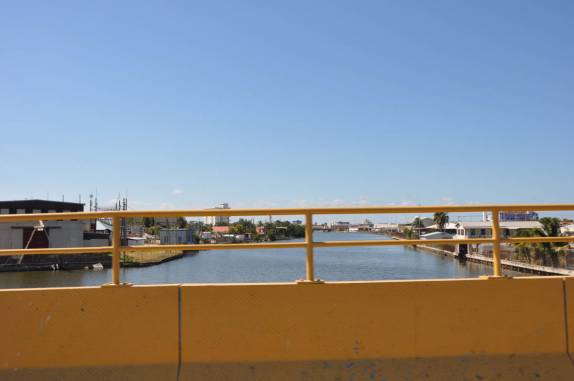 Atravessando ponte em Belize City, a maior cidade do país